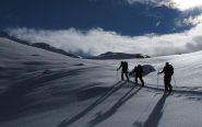 Siluette verso la vetta (al centro lontano)