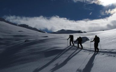 Siluette verso la vetta (al centro lontano)