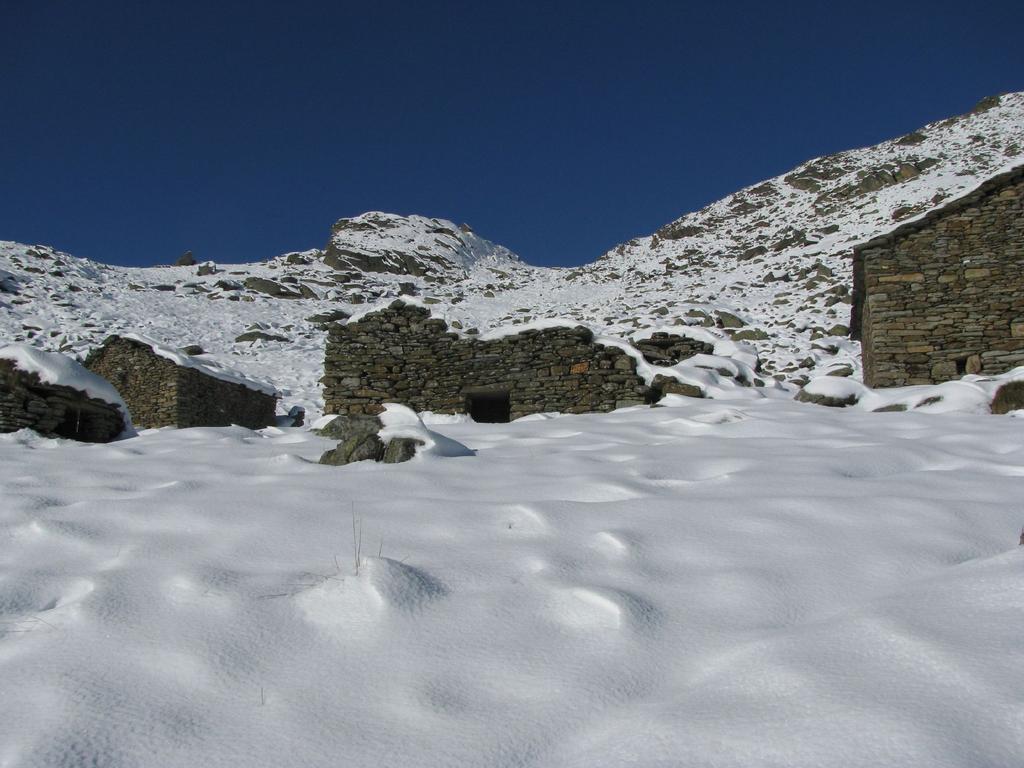 Alpe Pinacrosa superiore con quota 1742 sullo sfondo