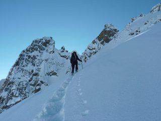 tracciando il ripido pendio NE del Bal