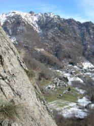 paesino di Lities ripreso dalla parete