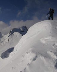 in cima alla est, Frisson sullo sfondo