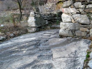 Gradini scolpiti nella roccia
