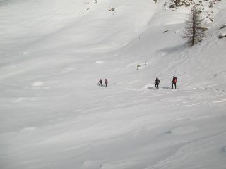 Avanzando nel pianoro sopra le ultime baite