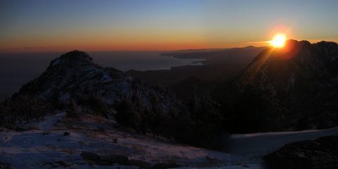 M.Argentea (sinistra), costa savonese e M.Rama (destra)