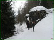 ...un bunker salendo lungo la strada di servizio degli impianti...