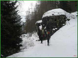 ...un bunker salendo lungo la strada di servizio degli impianti...