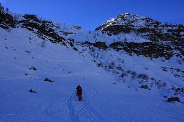 salendo nella parte iniziale del Vallone Inciastar, verso il gradino roccioso di quota 2002 m. (11-12-2010)