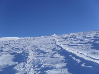 il percorso che rimane,si intravede la statua della Madonna