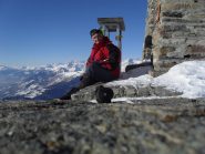 autoscatto ai piedi della statua