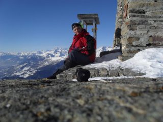 autoscatto ai piedi della statua