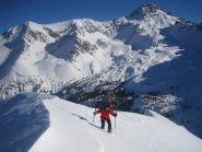 l'arrivo, sostenuto, in cima; sullo sfondo il Pic de Rochebrune 