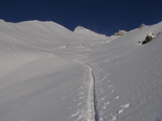 pendii di salita e cima sullo sfondo