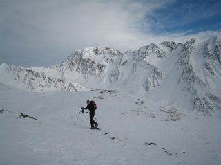 Sullo sfondo il Velan