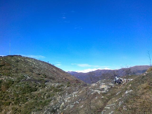 la cima del monte scuassi. scendendo a dx si raggiunge la strada asfaltata al passo delle ville