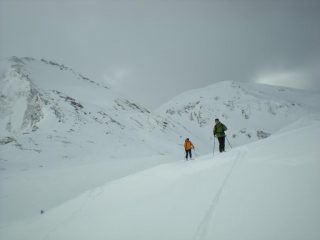 alle spalle Morefreddo e Ruetas