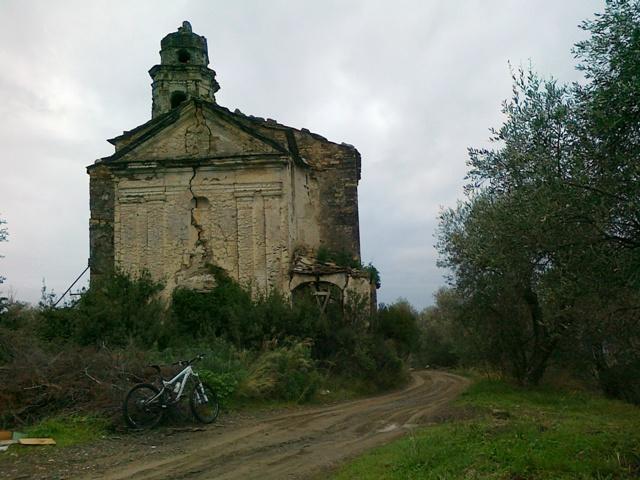 la chiesa diroccata di san andrea. appena prima a sx il bivio per moltedo