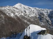 La cima del Deiro Nero con sfondo l'Arbella