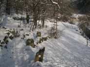 Piantoni in pietra, resti della staccionata , lungo la vecchia mulattiera