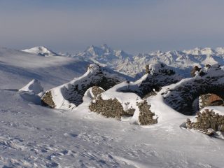 i ruderi sotto la cima del Gran Costa