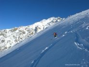 appena sotto la spalla