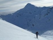 Sul pendio terminale e il Piz d'Ormea alle spalle