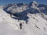 risalendo il pendio finale,. Sullo sfondo il Gran Combin