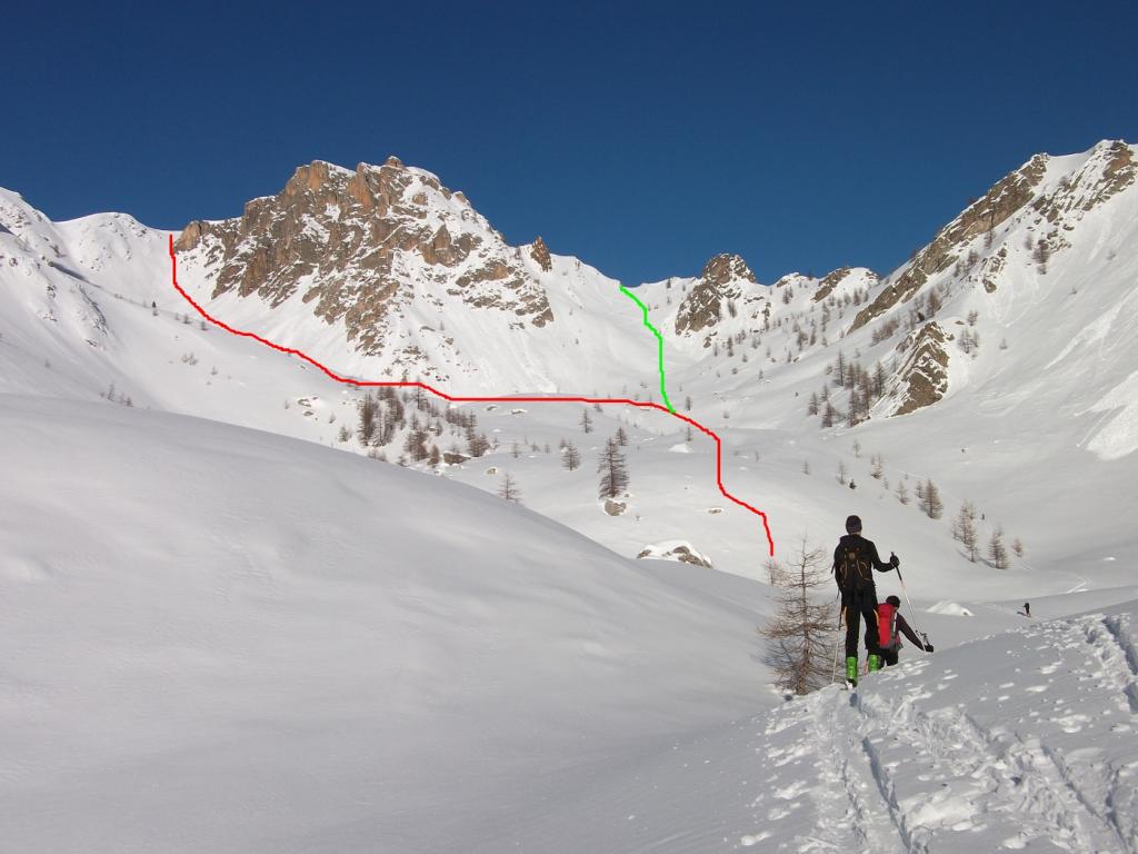 in rosso la normale da sud, in verde la nostra salita