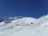 il favoloso ambiente e la baita sotto il colletto dove c'e' il Ricovero Capitano Crosa