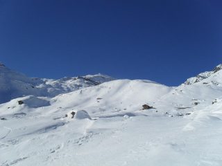 il favoloso ambiente e la baita sotto il colletto dove c'e' il Ricovero Capitano Crosa
