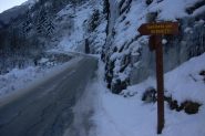 Strada di fondovalle : uno dei pochi punti discretamente puliti...