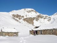 La montagna vista dal pianoro. Sulla sinistra il pendio che conduce alla dorsale