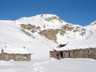 La montagna vista dal pianoro. Sulla sinistra il pendio che conduce alla dorsale