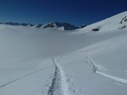 Tracce in discesa verso le nuvole 