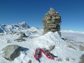 In vetta col Monviso dietro