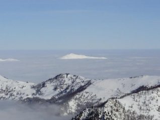 iceberg in un oceano di nubi