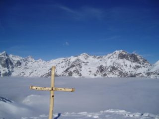 la croce di vetta e la torre d'ovarda