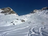 la discesa e a dx la cima non  quotata raggiunta