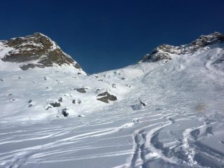 la discesa e a dx la cima non  quotata raggiunta