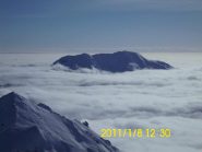 Dalla cima, il Civrari spunta come un' isola