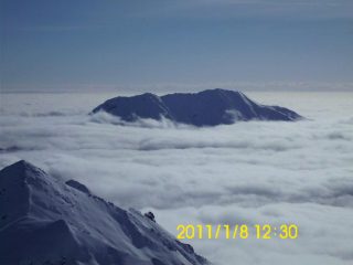 Dalla cima, il Civrari spunta come un' isola