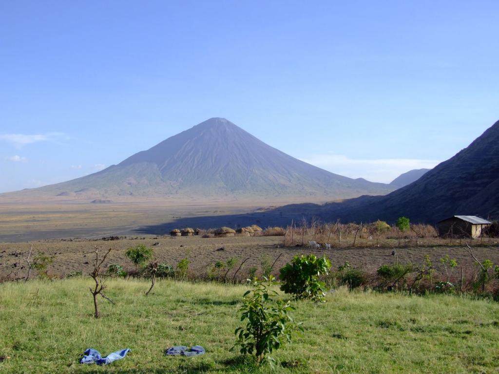 Ol Doinyo visto dal lago Natron