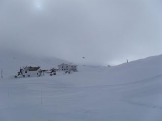 il gruppo di case in territorio Francese,il cielo inizia ad aprirsi