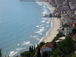 Onde sulla spiaggia di Alassio