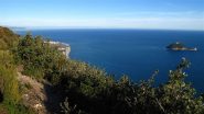 Lungo il sentiero dll'onda, l'isola Gallinara e Albenga