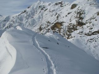 Mia moglie sul percorso in discesa della cresta