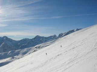 gente in salita sul plateau