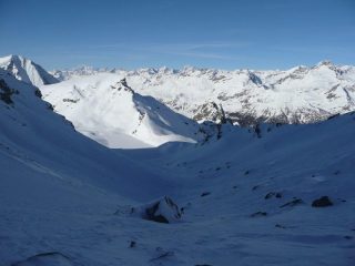 il vallone nascosto sopra il lago