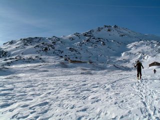 Campo a quota 2600, con Forte Malamot e vetta sullo sfondo