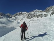 procedendo oltre il rifugio sotto i ripidi del colle della Rossa